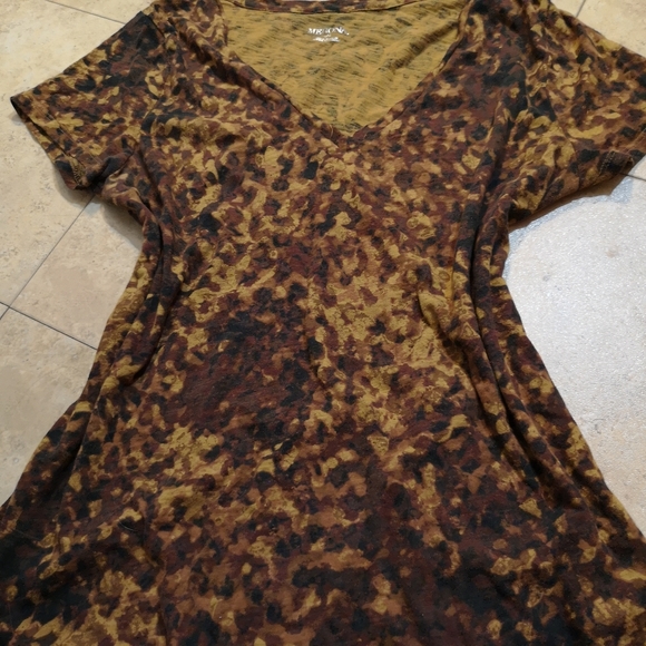 🔵 3/$30 Nice Shirt! Leopard Look V Neck! - Picture 3 of 14